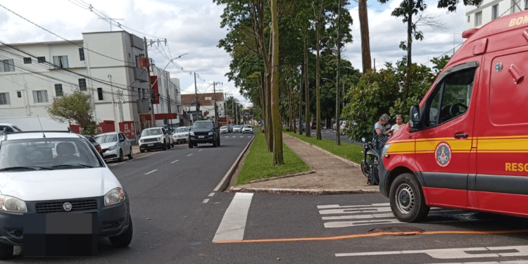 Mulheres ficam feridas após batida entre carro e moto na avenida Imbiara