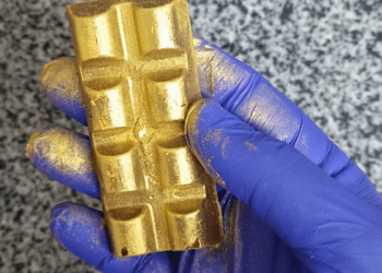 Barra de chocolate dourada; saiba como preparar a receita e deixe sua páscoa ainda mais doce