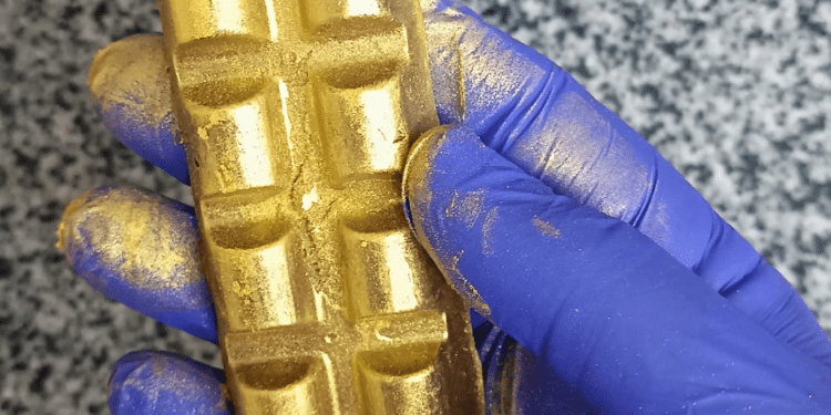 Barra de chocolate dourada; saiba como preparar a receita e deixe sua páscoa ainda mais doce