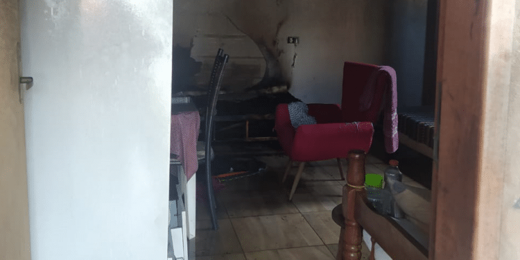 Mulher coloca fogo em colchão e chamas se alastram pela residência