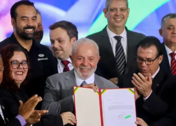 Lula assina projeto que regula atividade de motoristas de aplicativo
