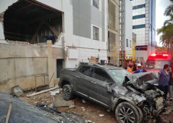 Mulher passa mal e caminhonete atravessa muro do estacionamento de shopping