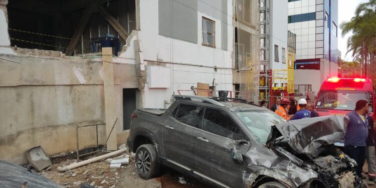 Mulher passa mal e caminhonete atravessa muro do estacionamento de shopping