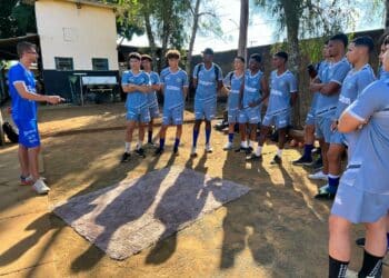 Equipe multidisciplinar: psicólogo do Dínamo promove atividade interativa com atletas da categoria de base