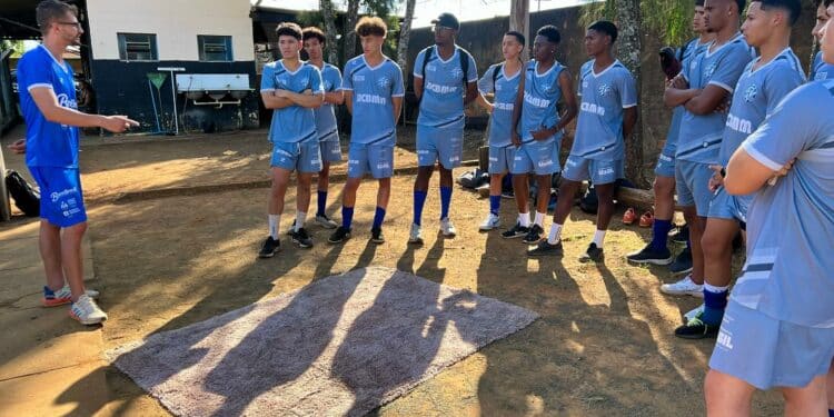 Equipe multidisciplinar: psicólogo do Dínamo promove atividade interativa com atletas da categoria de base