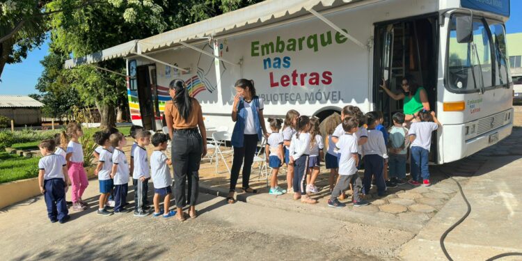 Biblioteca Móvel leva acesso à leitura de forma gratuita a todos os bairros de Araxá