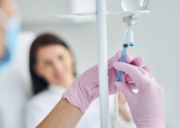 Com redução de atendimentos, hidratações de pacientes com dengue voltam ser realizadas nas unidades de saúde e rede de urgência