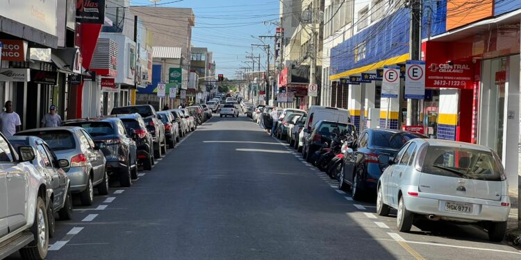 Tempo máximo de permanência nas vagas do estacionamento rotativo será de 3h para todos os setores; confira como funcionará o novo sistema