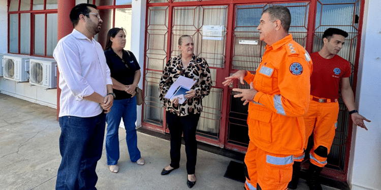 Comitiva faz visita técnica ao Corpo de Bombeiros para projeto de integração com o Samu