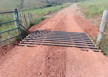 Prefeitura de Araxá realiza recuperação de mata-burros para melhorar descolamento de veículos na zona rural