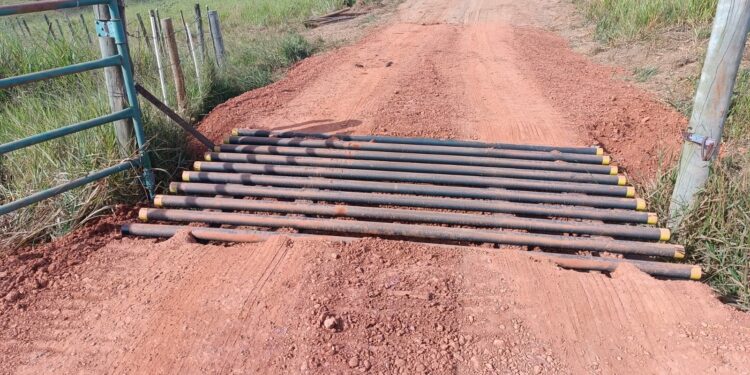 Prefeitura de Araxá realiza recuperação de mata-burros para melhorar descolamento de veículos na zona rural