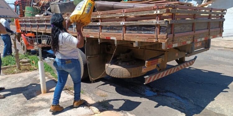 Mutirão de limpeza no bairro Jardim das Oliveiras recolhe 15 toneladas de entulho; ação acontecerá todas as sextas
