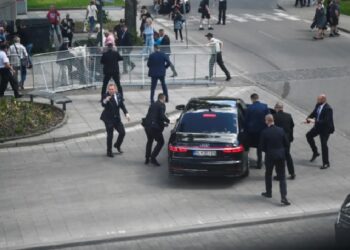 Primeiro-ministro da Eslováquia sofre tentativa de assassinato
