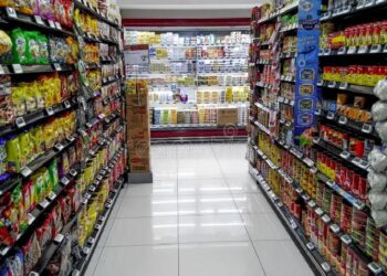 Supermercados racionam venda de arroz, feijão, leite e óleo de soja por causa de enchentes no RS