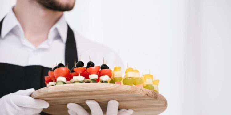 Parceria entre Secretaria de Ação Social, SEDESE e SENAC oferece curso gratuito de Técnicas para Garçom/Garçonete