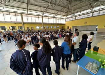 Prefeitura inicia entrega de mais de 12 mil conjuntos de agasalhos escolares para alunos da Rede Municipal