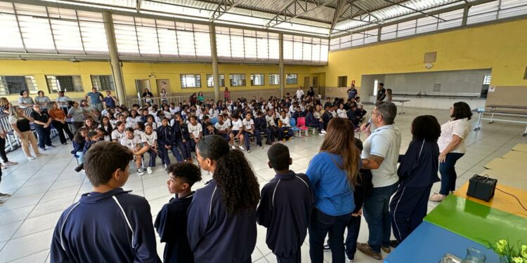 Prefeitura inicia entrega de mais de 12 mil conjuntos de agasalhos escolares para alunos da Rede Municipal