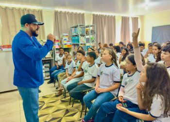 Vacinação antirrábica e adoção responsável: Vigilância Ambiental realiza palestras para alunos da zona rural