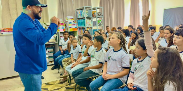 Vacinação antirrábica e adoção responsável: Vigilância Ambiental realiza palestras para alunos da zona rural