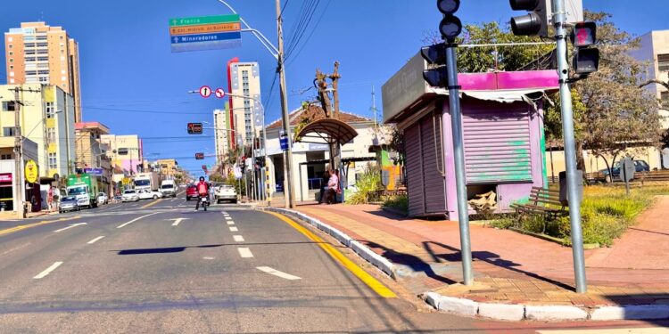 Pintura de meios-fios garante melhor sinalização de vias em Araxá