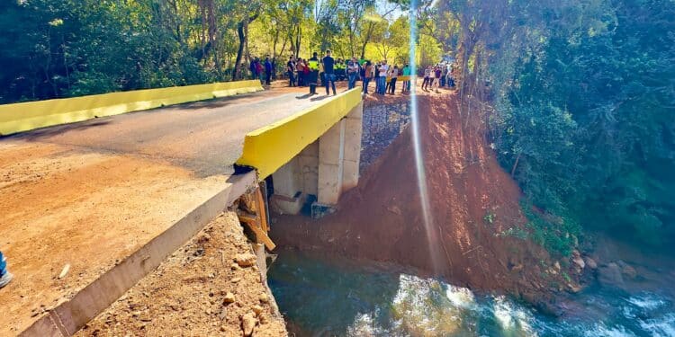 Nova ponte sobre o Ribeirão Pirapetinga é entregue a comunidade rural