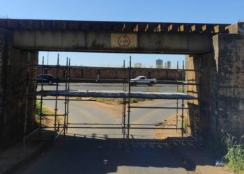 Viaduto do bairro São Domingos está interditado para obras; motoristas devem buscar rotas alternativas