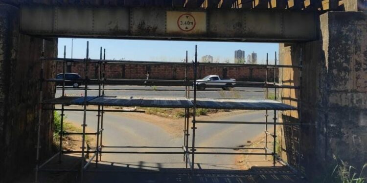 Viaduto do bairro São Domingos está interditado para obras; motoristas devem buscar rotas alternativas