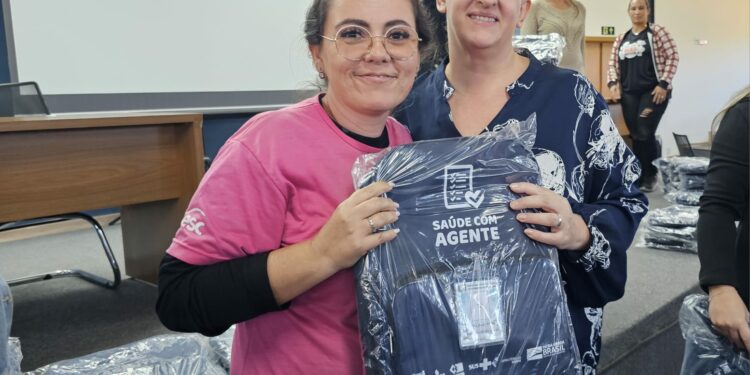 Prefeitura de Araxá realiza entrega de kits de uniformes para Agentes Comunitários de Saúde e de Combate às Endemias