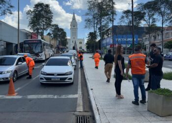 Blitz Educativa de alerta e prevenção para o período chuvoso é realizada na avenida Antônio Carlos