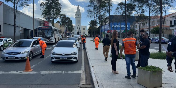 Blitz Educativa de alerta e prevenção para o período chuvoso é realizada na avenida Antônio Carlos