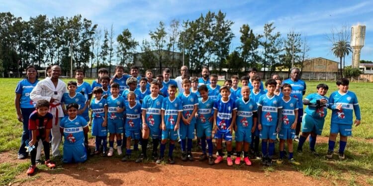 Alunos do Projeto Lobinho participam de palestra com mestre Evandro, do Taekwondo