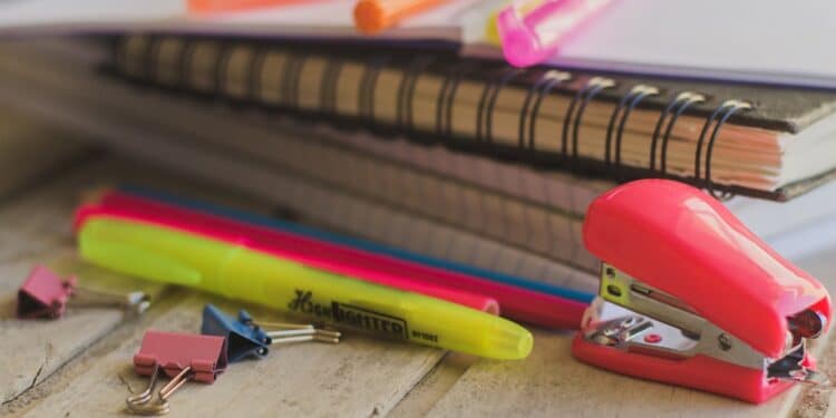 Procon divulga pesquisa de preços de materiais escolares em estabelecimentos de Araxá