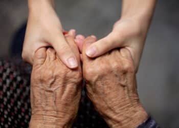 Araxá lança o projeto “Mãos que Cuidam” para formar cuidadores e atender idosos em casa