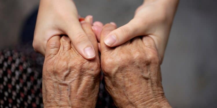 Araxá lança o projeto “Mãos que Cuidam” para formar cuidadores e atender idosos em casa