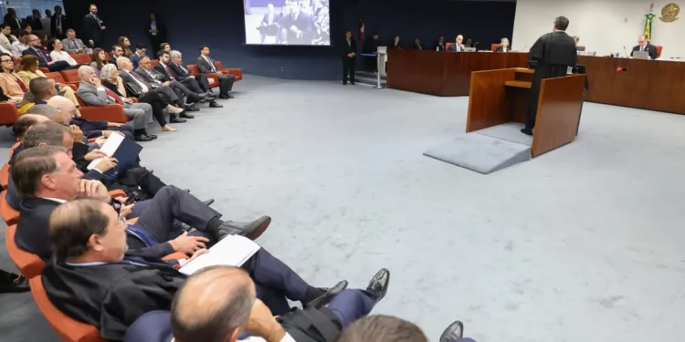 Ministros indicam que irão aceitar denúncia da PGR contra Bolsonaro