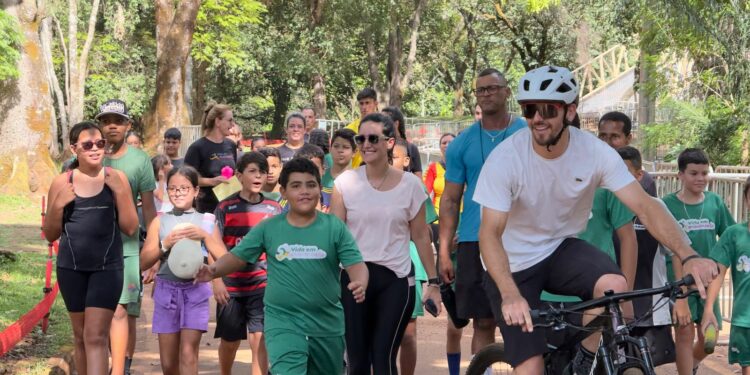 Crianças do Projeto Vida em Movimento vivenciam preparativos da Copa Internacional de Mountain Bike