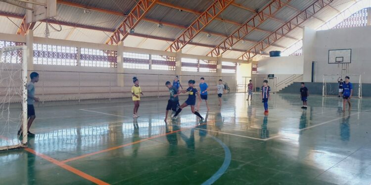 Projeto Movimento Fut Kids oferece aulas gratuitas de futsal para crianças; inscrições estão abertas
