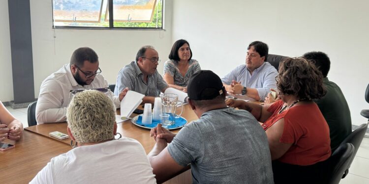 Prefeitura de Araxá propõe reajuste de 7% para servidores e aumento no vale-alimentação