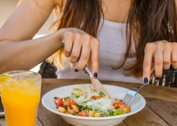 Você come uma refeição em 20 minutos ou menos? Talvez seja hora de desacelerar