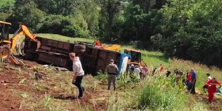 Acidente com ônibus de universidade deixa ao menos sete mortos no RS