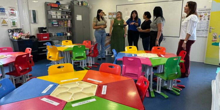 Araxá recebe delegações de outras cidades para conhecer modelo de salas modulares e projetos educacionais