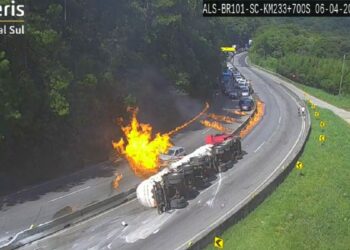 Carreta de combustível explode, deixa rastro de fogo e interdita Morro dos Cavalos na BR-101