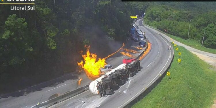 Carreta de combustível explode, deixa rastro de fogo e interdita Morro dos Cavalos na BR-101