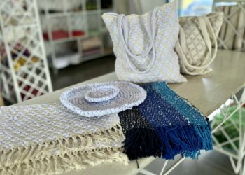 Parceria entre Fundação Cultural Calmon Barreto e McCain transforma uniformes usados em peças artesanais