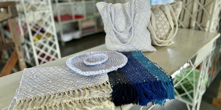 Parceria entre Fundação Cultural Calmon Barreto e McCain transforma uniformes usados em peças artesanais