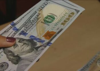 Dólar opera em alta e dispara 2% com resposta da China ao ‘tarifaço’ de Trump; Ibovespa despenca quase 3%