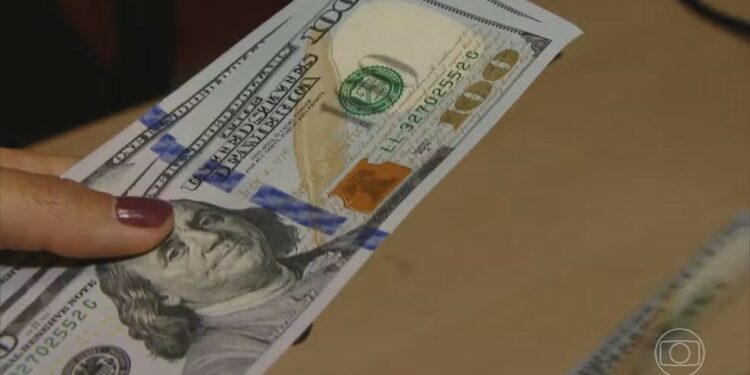 Dólar opera em alta e dispara 2% com resposta da China ao ‘tarifaço’ de Trump; Ibovespa despenca quase 3%