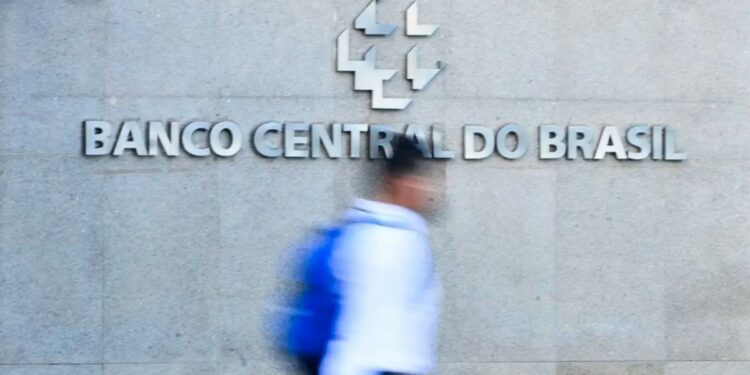 Banco Central aumenta expectativa de crescimento do PIB e diminui projeção da inflação