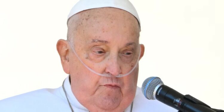 Em recuperação, papa Francisco faz aparição surpresa na Praça de São Pedro