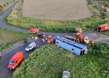 Ônibus tomba com 50 pessoas e deixa dez mortos na MG-223